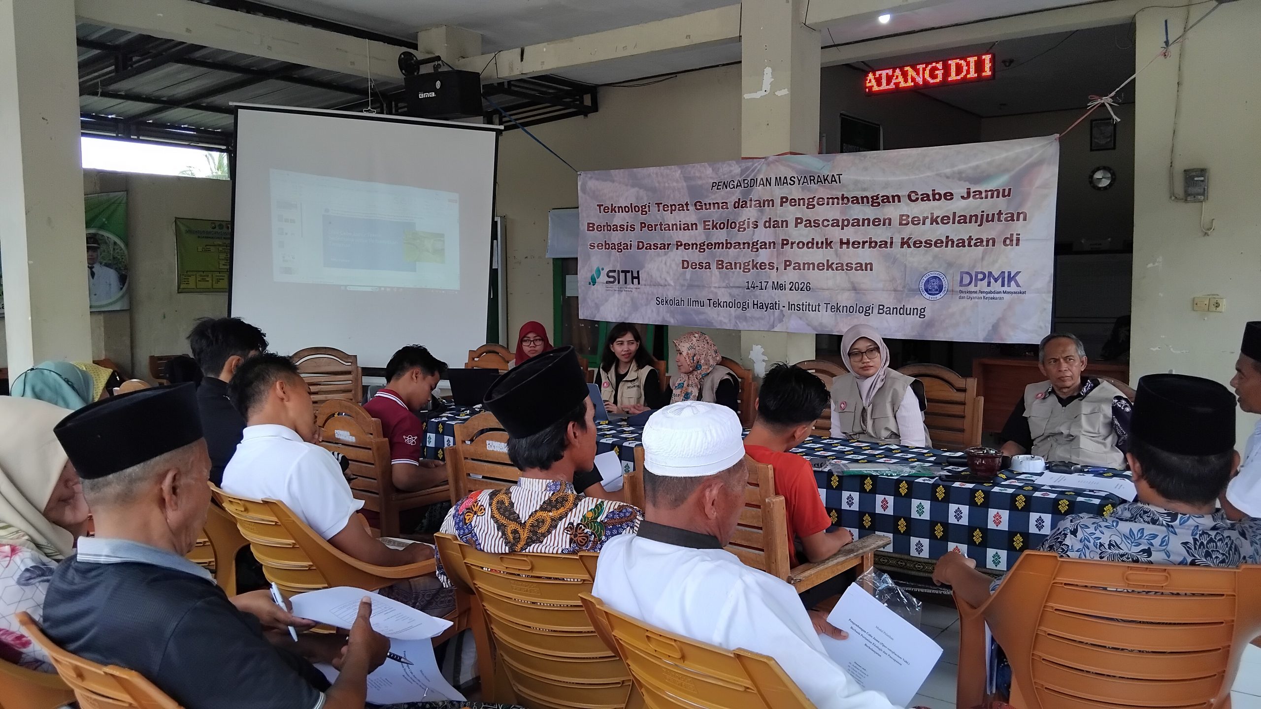 Tim Pengabdian Masyarakat SITH ITB Latih Warga Desa Bangkes Budidaya dan Pascapanen Cabai Jamu dari Hulu ke Hilir