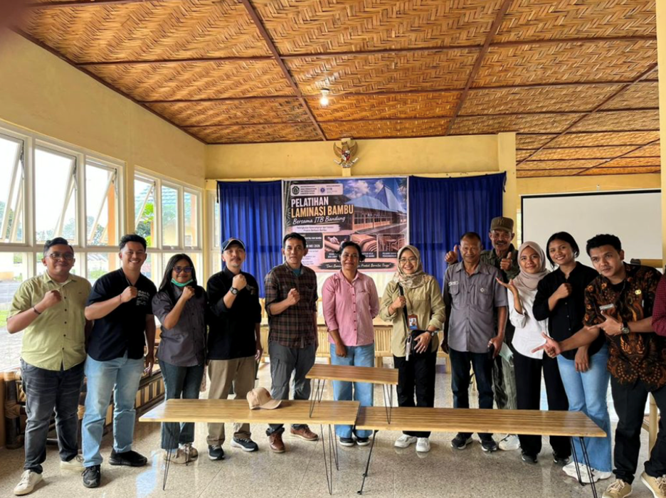 SITH ITB Dorong Hilirisasi Riset Melalui Pelatihan Teknologi Papan Bambu Laminasi di Kabupaten Ngada