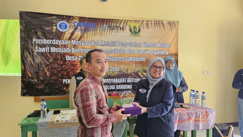 Pengabdian Masyarakat SITH ITB Dorong Pemanfaatan Limbah Kelapa Sawit Menjadi Bio-energi, Bio-pestisida, dan Pupuk Organik di Desa Cicareuh