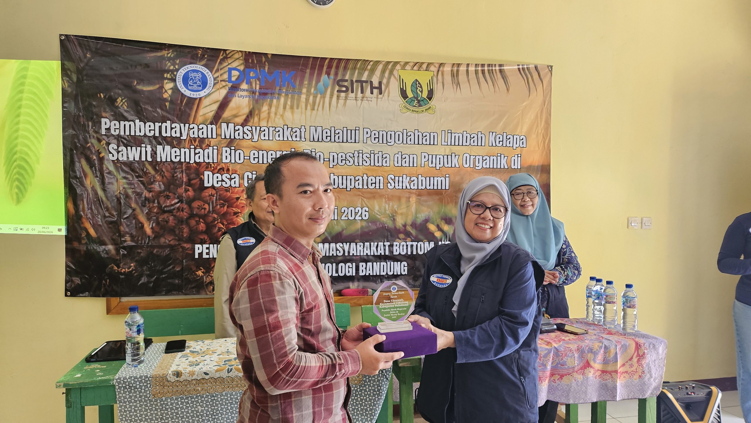 Pengabdian Masyarakat SITH ITB Dorong Pemanfaatan Limbah Kelapa Sawit Menjadi Bio-energi, Bio-pestisida, dan Pupuk Organik di Desa Cicareuh